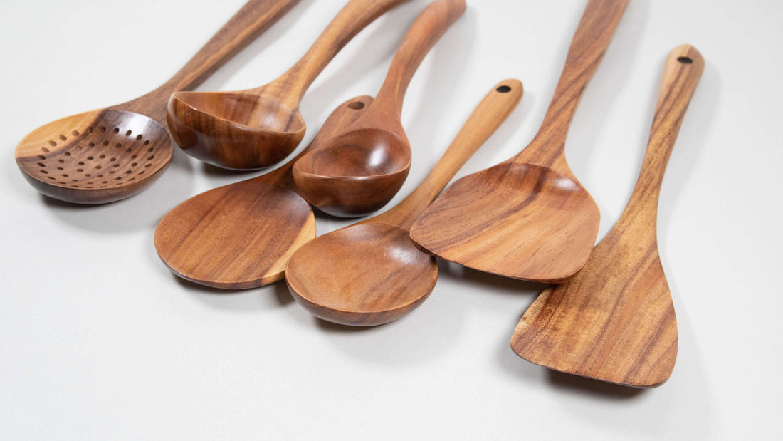 Handgefertigtes Kochset aus Akazienholz – langlebige Küchenutensilien mit natürlicher Maserung, ideal zum Kochen, Servieren und stilvollen Anrichten.