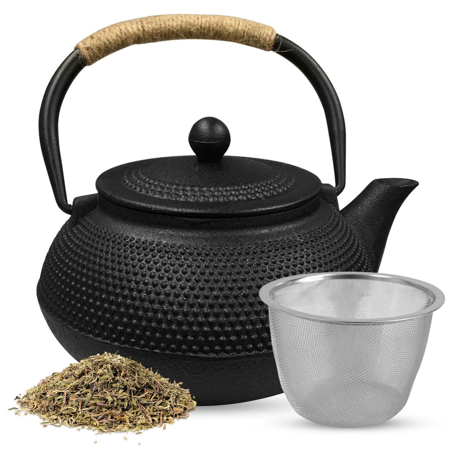 Das Bild zeigt eine schwarze gusseiserne Teekanne mit einem Griff, der mit Bast umwickelt ist, daneben ein Edelstahl-Teesieb und eine kleine Portion loser Tee. Das Design erinnert an traditionelle japanische Tetsubin-Kannen – robust, elegant und perfekt für die Zubereitung von Grün- oder Kräutertee. Die Kombination aus mattem Schwarz, Metall und Naturmaterial erzeugt einen edlen, zeitlosen Look.