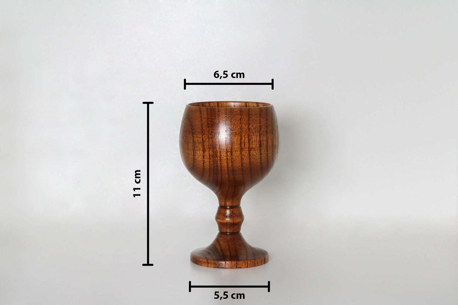 Ein Holzkelch aus Jujubenholz mit Maßangaben 11 cm Höhe, 6,5 cm Durchmesser und 5,5 cm Fußbreite auf weißem Hintergrund – Treasy