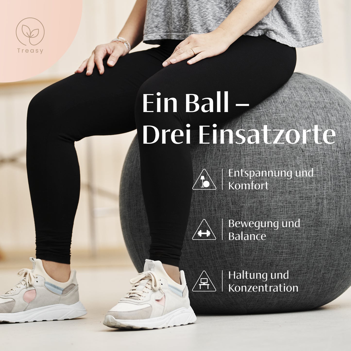 Frau sitzt auf Treasy Design-Sitzball: für Entspannung und Komfort, Bewegung und Balance sowie Haltung und Konzentration