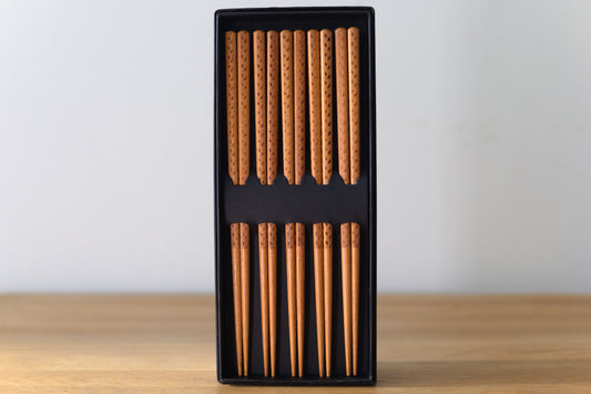 Fünf Paar Essstäbchen aus Holz mit gepunktetem Griffmuster in schwarzer Geschenkbox