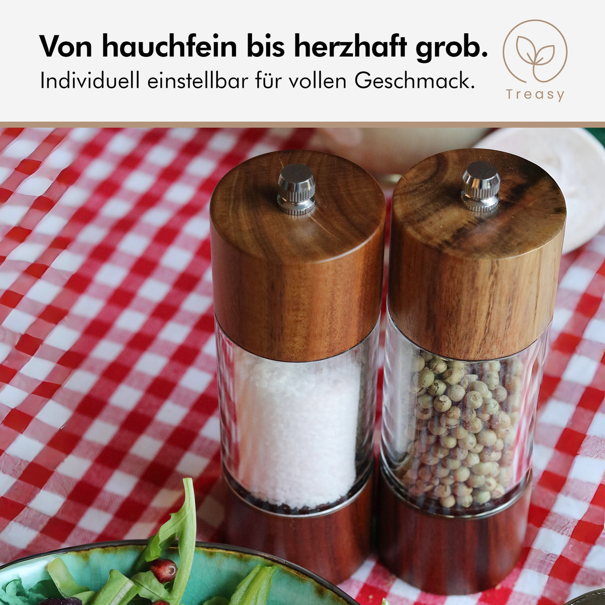 Treasy Mühlen aus Akazienholz im 2er-Set mit Salz und weißen Pfefferkörnern auf einem karierten Tischtuch