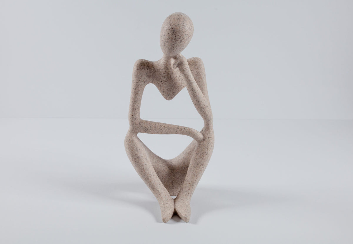 Abstrakte Denker-Skulptur aus Kunstharz in Steinoptik, sitzende Figur mit Hand am Kinn