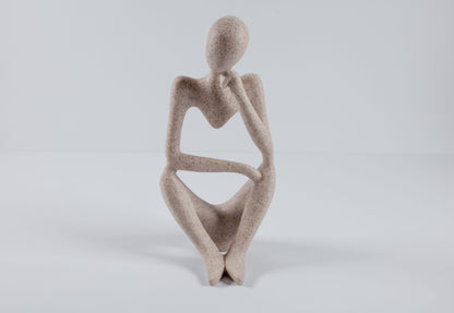Abstrakte Denker-Skulptur aus Kunstharz in Steinoptik, sitzende Figur mit Hand am Kinn