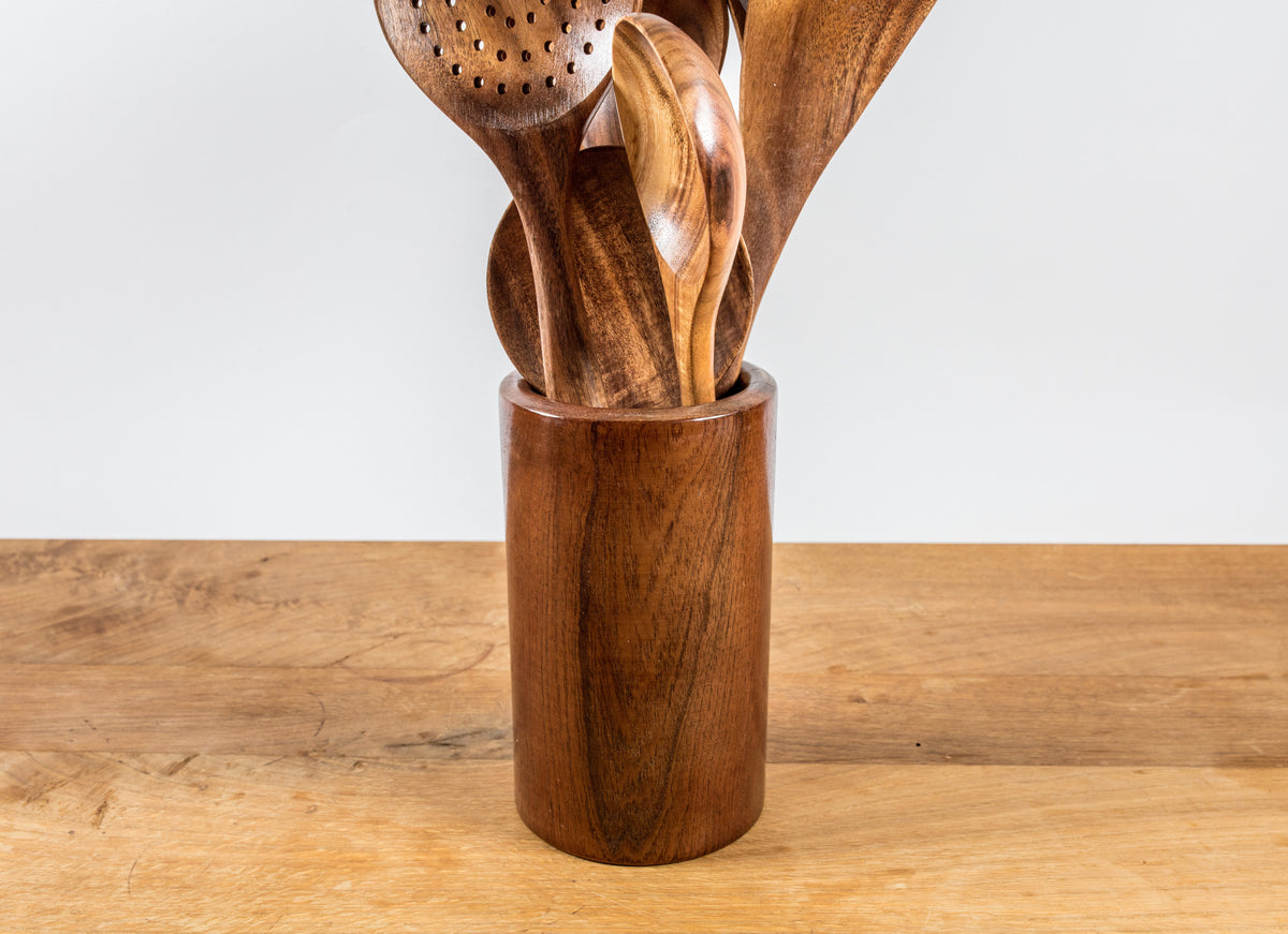 Kochset aus Akazienholz mit Schaumkelle, Löffeln und Pfannenwender in einem Utensilienhalter aus Holz