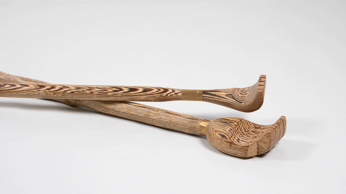 Zwei Rückenkratzer aus Holz mit handförmigem Kopf, Messingring und markanter Maserung